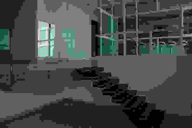 FergoStudio Minimalist corridor, hallway & stairs