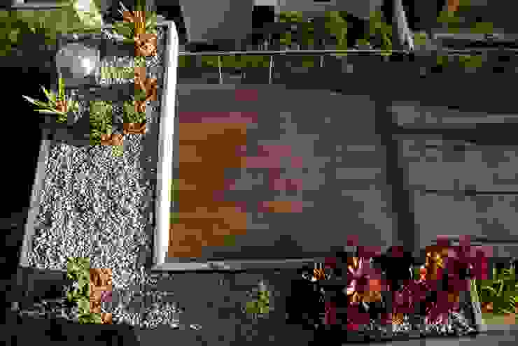 FergoStudio Minimalist balcony, veranda & terrace