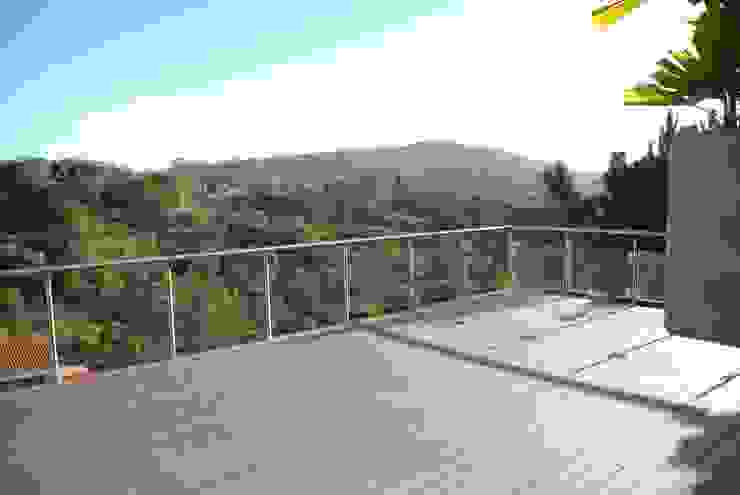 FergoStudio Minimalist balcony, veranda & terrace