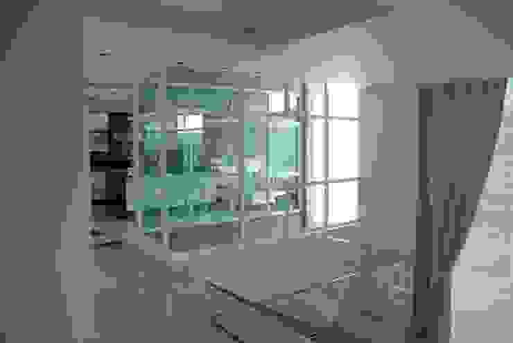 FergoStudio Minimalist corridor, hallway & stairs