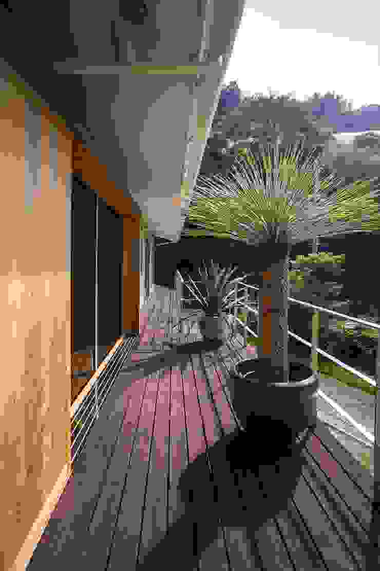 双海町の家, Y.Architectural Design Y.Architectural Design Modern balcony, veranda & terrace Wood Wood effect Plants & flowers