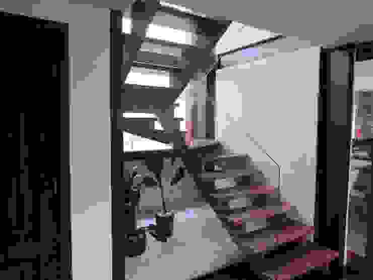 Casa Alto de Pinheiros, Ana Donadio Arquitetura Ana Donadio Arquitetura Modern corridor, hallway & stairs
