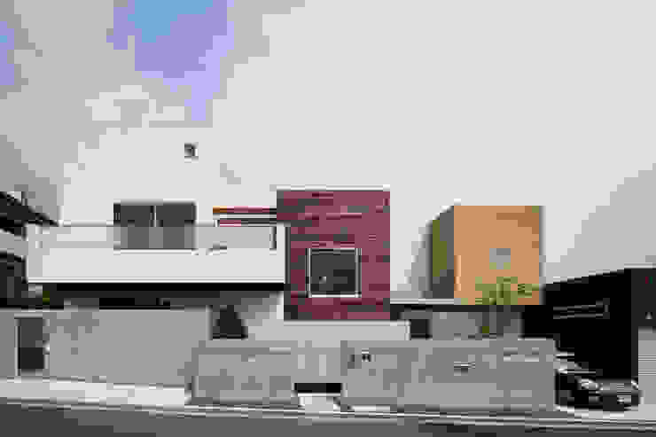 s tto , MAY COMPANY & ARCHITECTS MAY COMPANY & ARCHITECTS モダンな 家 雲,空,財産,建物,アーバンデザイン,住宅街,ファサード,不動産,街,複合材料
