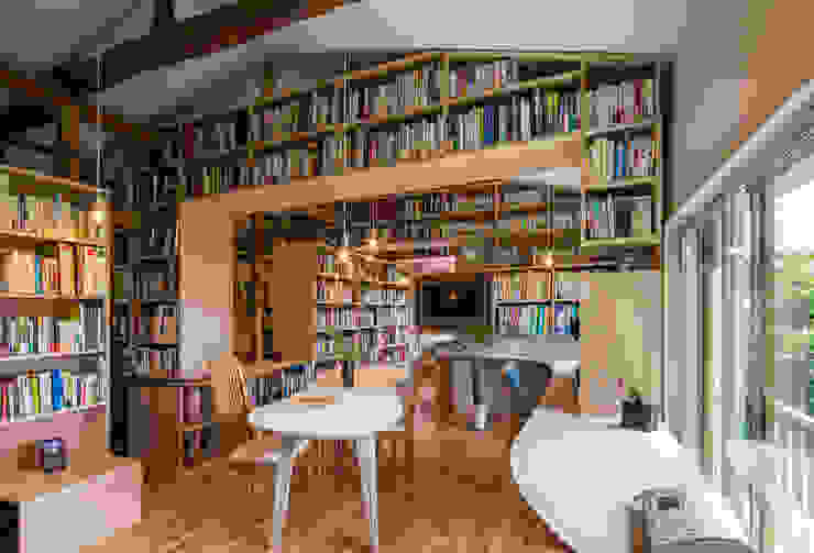 ほんとのいえ, スズケン一級建築士事務所/Suzuken Architectural Design Office スズケン一級建築士事務所/Suzuken Architectural Design Office モダンデザインの リビング 木 本棚,棚,家具,テーブル,財産,本,棚,出版物,インテリア・デザイン,木