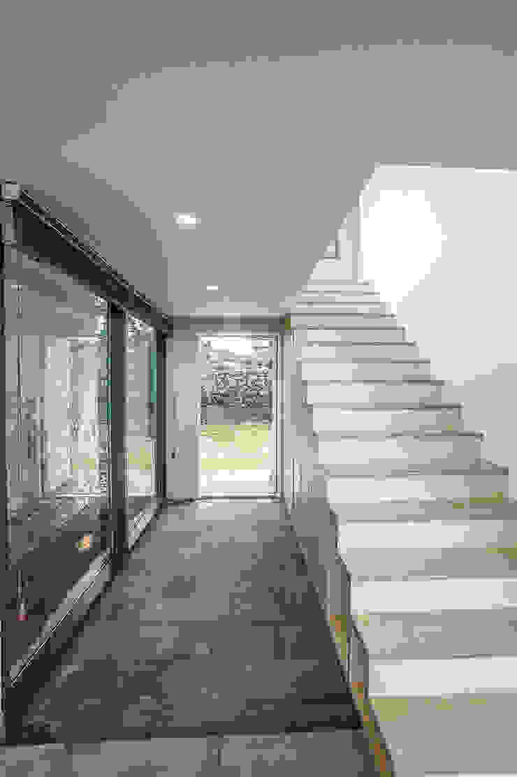 제주도 하도리 주택, ZeroLimitsArchitects ZeroLimitsArchitects モダンスタイルの 玄関&廊下&階段