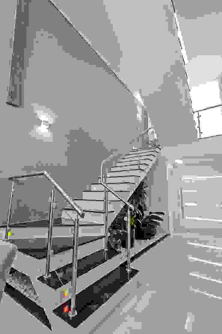 Patrícia Azoni Arquitetura + Arte & Design Moderner Flur, Diele & Treppenhaus