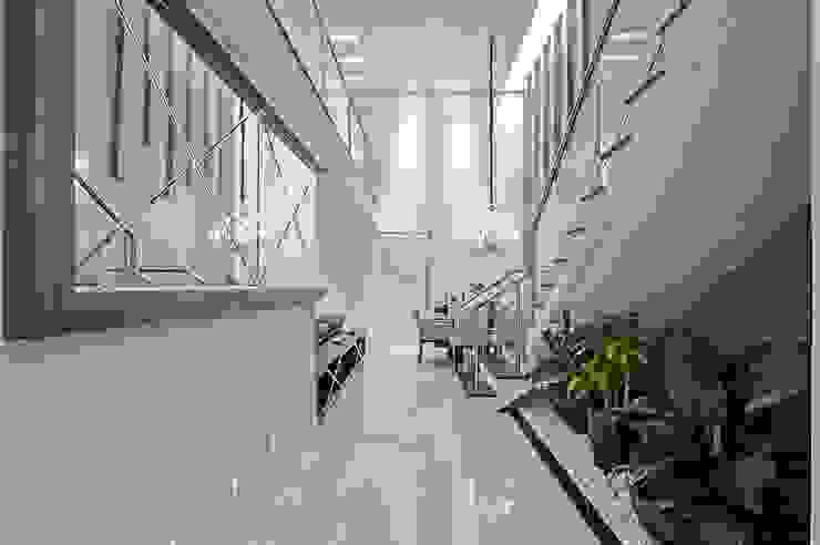 Patrícia Azoni Arquitetura + Arte & Design Moderner Flur, Diele & Treppenhaus