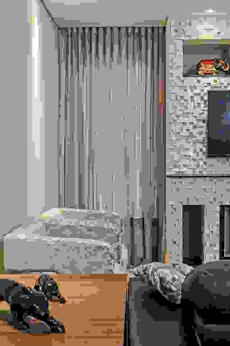 Patrícia Azoni Arquitetura + Arte & Design Moderner Multimedia-Raum Stein