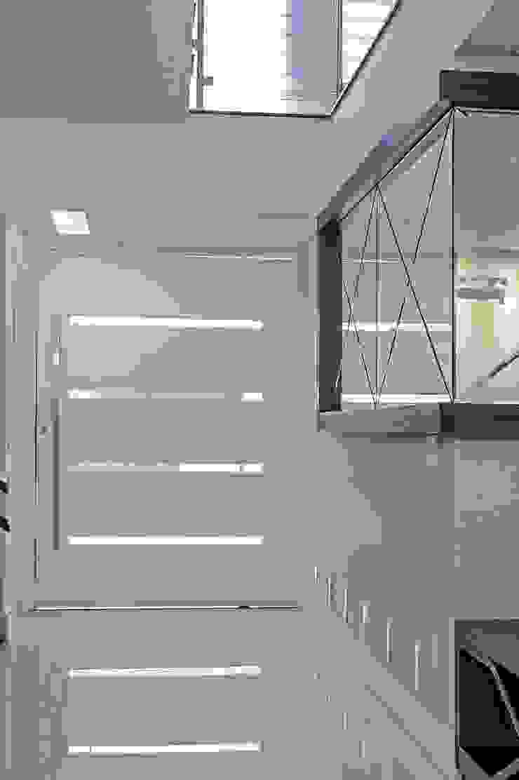 Patrícia Azoni Arquitetura + Arte & Design Moderner Flur, Diele & Treppenhaus