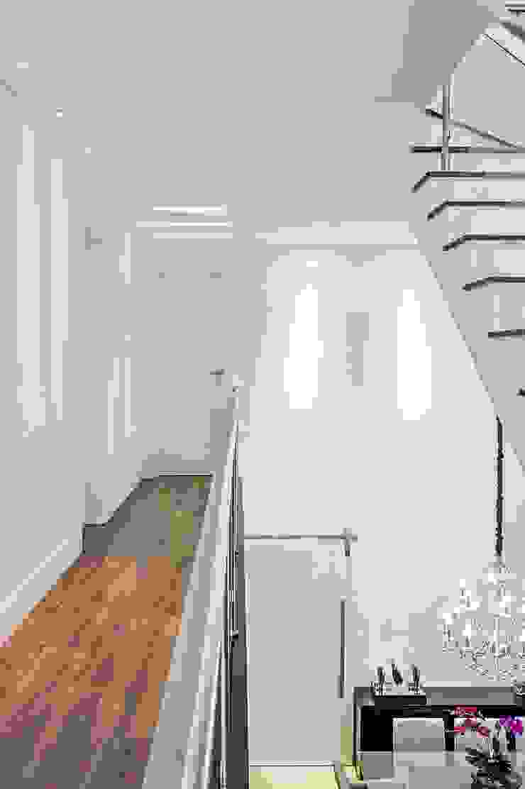 Patrícia Azoni Arquitetura + Arte & Design Moderner Flur, Diele & Treppenhaus