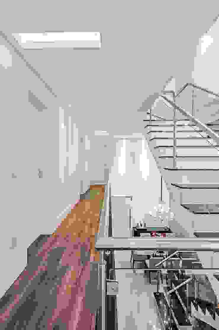 Patrícia Azoni Arquitetura + Arte & Design Moderner Flur, Diele & Treppenhaus