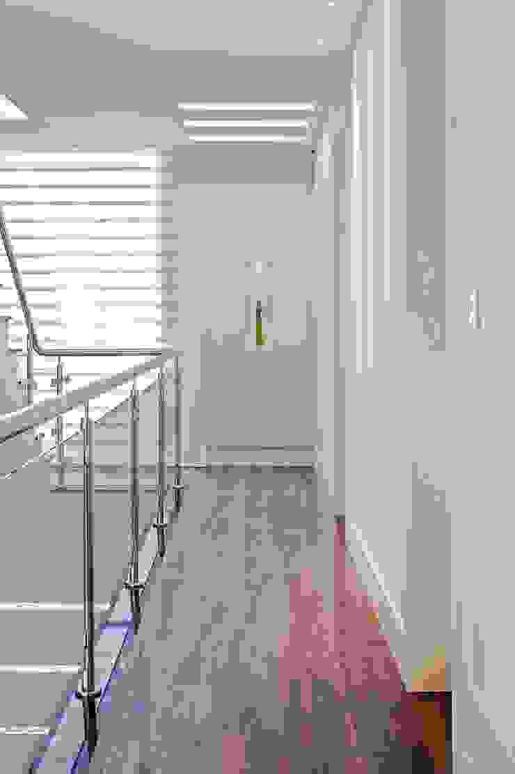 Patrícia Azoni Arquitetura + Arte & Design Moderner Flur, Diele & Treppenhaus