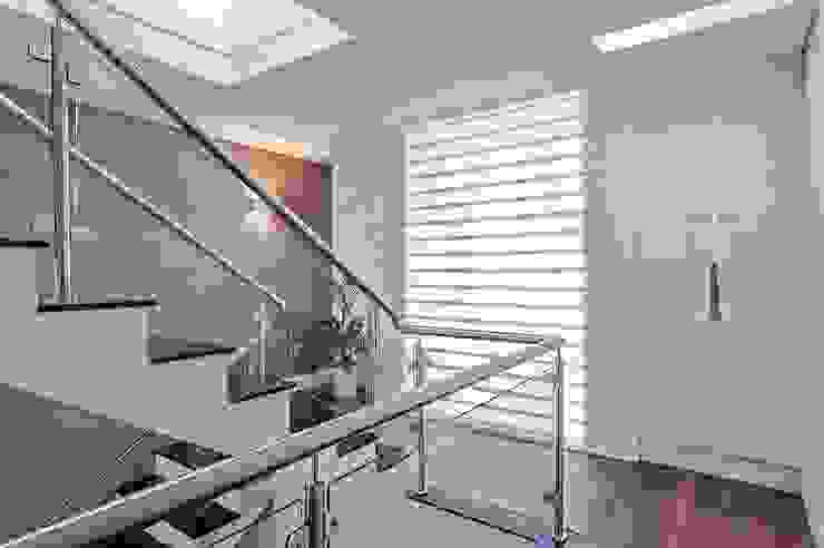 Patrícia Azoni Arquitetura + Arte & Design Moderner Flur, Diele & Treppenhaus