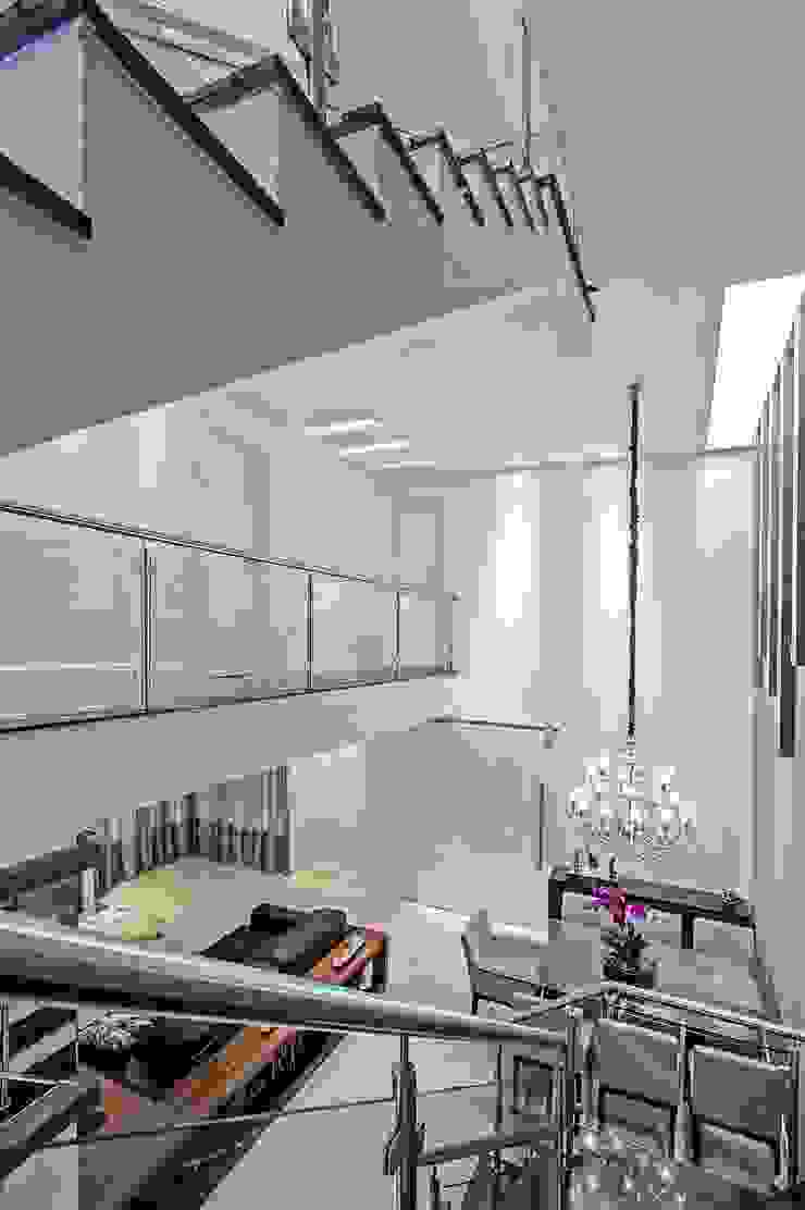 Patrícia Azoni Arquitetura + Arte & Design Moderner Flur, Diele & Treppenhaus