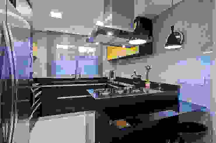 Patrícia Azoni Arquitetura + Arte & Design Moderne Küchen Schwarz