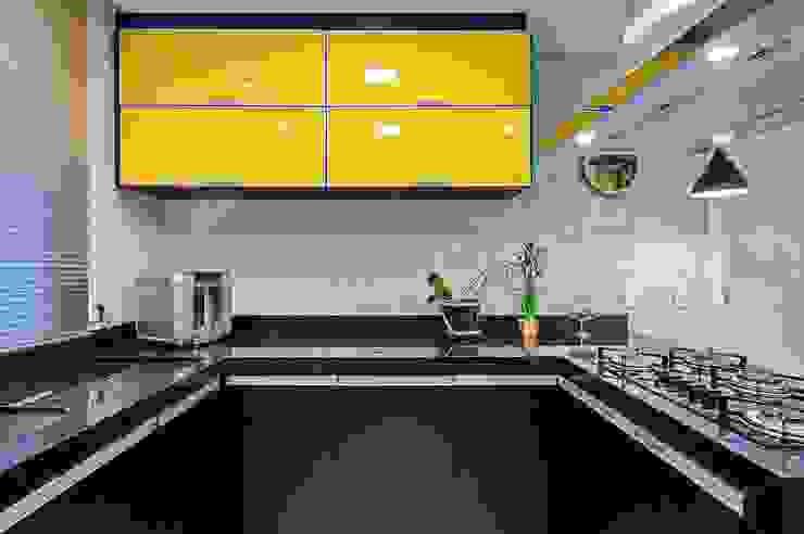 Patrícia Azoni Arquitetura + Arte & Design Moderne Küchen Schwarz