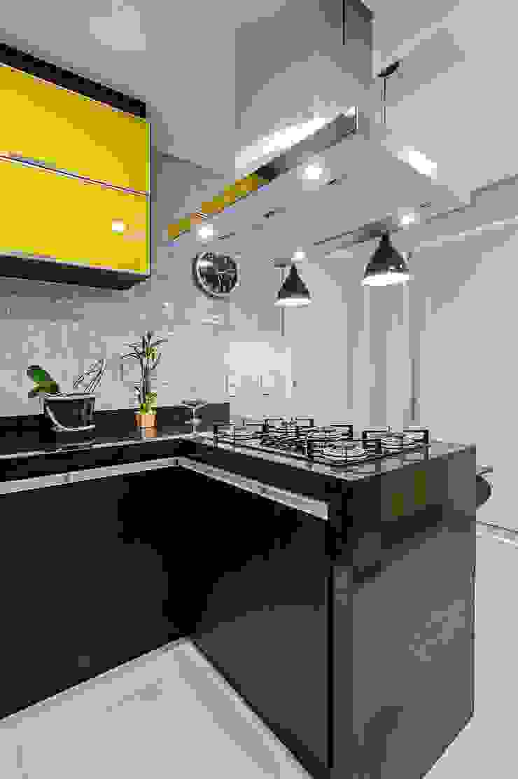Patrícia Azoni Arquitetura + Arte & Design Moderne Küchen Schwarz