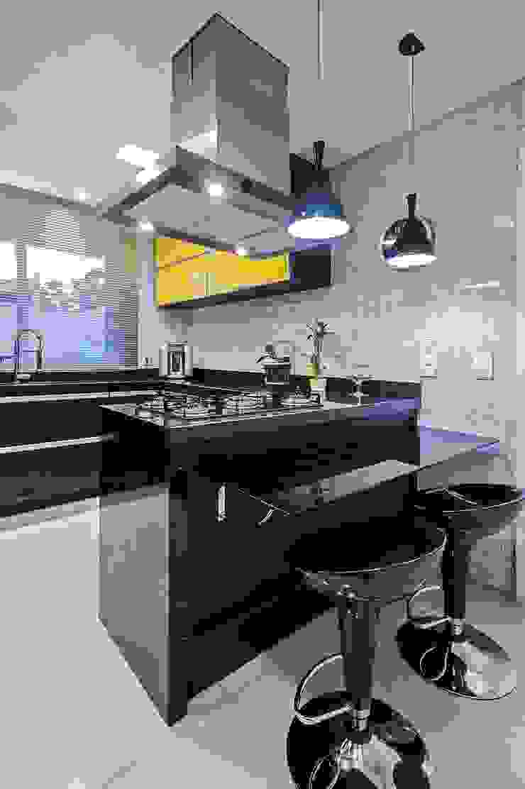 Patrícia Azoni Arquitetura + Arte & Design Moderne Küchen Schwarz