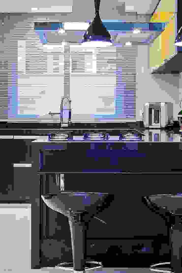 Patrícia Azoni Arquitetura + Arte & Design Moderne Küchen Schwarz