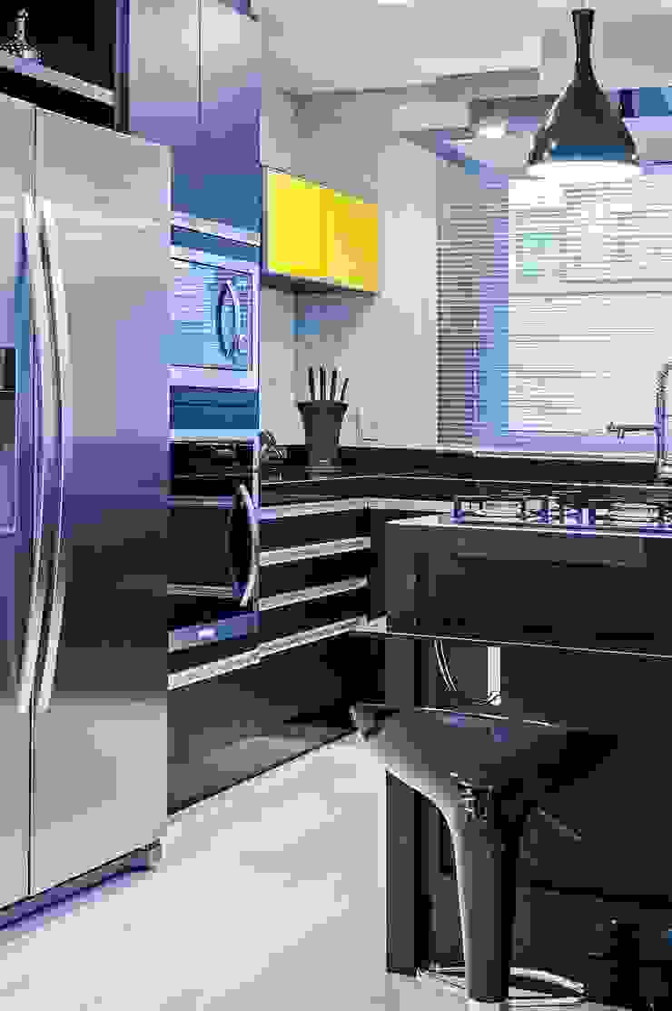 Patrícia Azoni Arquitetura + Arte & Design Moderne Küchen Schwarz