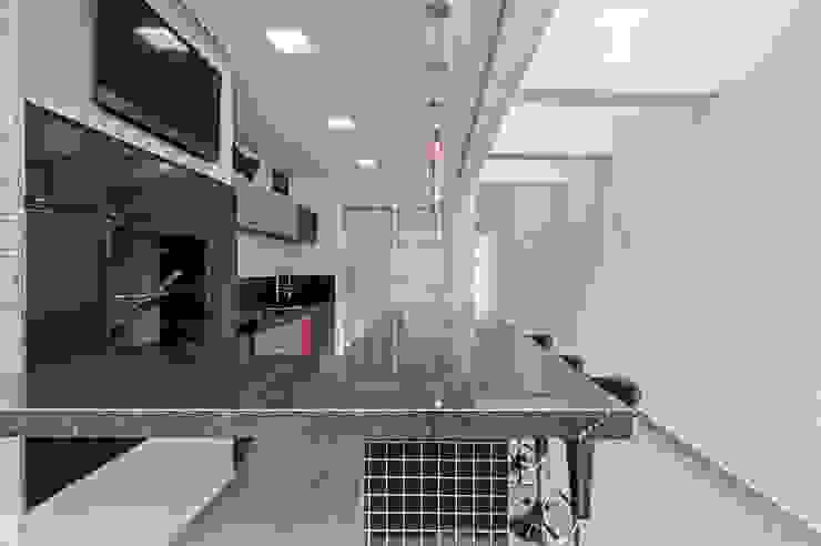 Patrícia Azoni Arquitetura + Arte & Design Moderner Balkon, Veranda & Terrasse