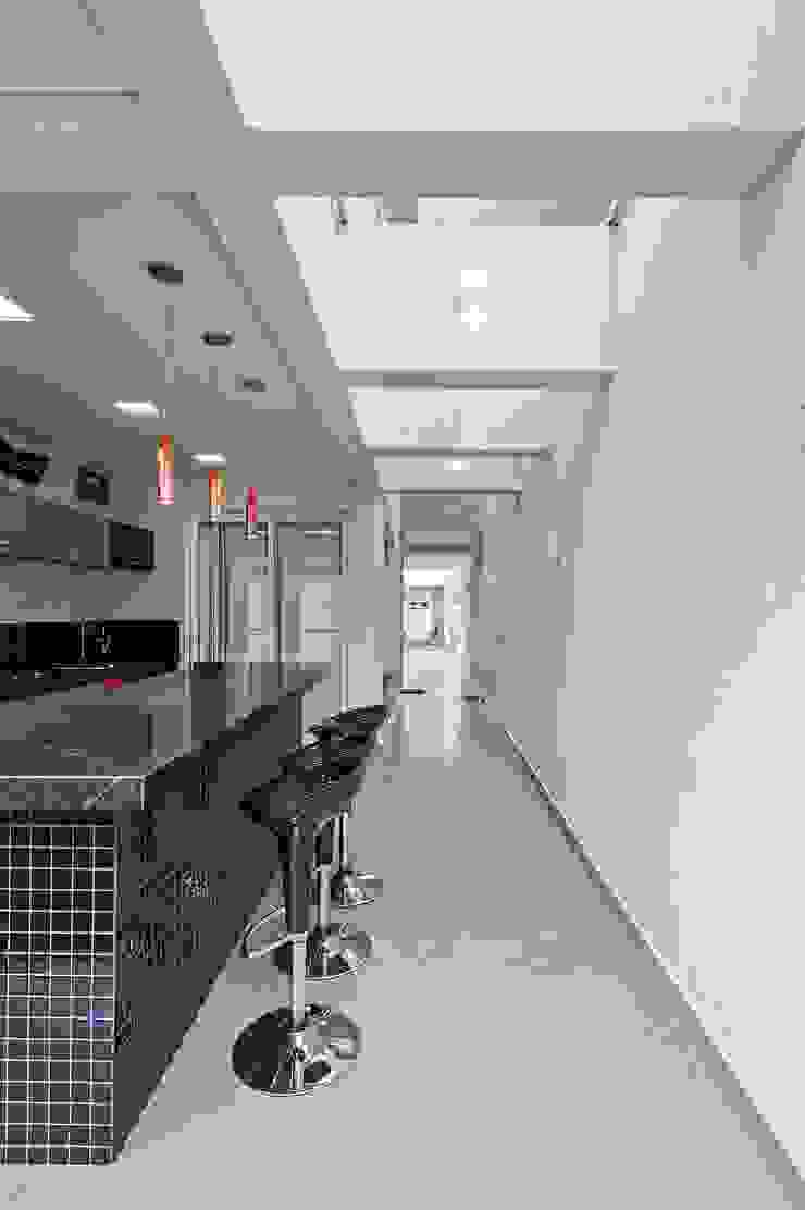 Patrícia Azoni Arquitetura + Arte & Design Moderner Balkon, Veranda & Terrasse