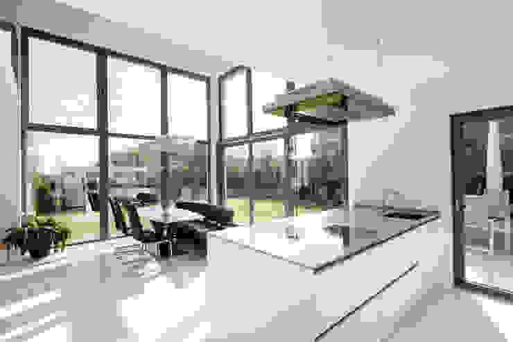 Küche mit Essbereich und Gartenzugang in_design architektur Moderne Esszimmer