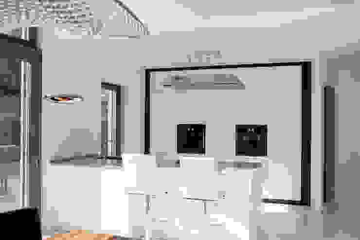 Küche mit Frühstücks-Theke in_design architektur Moderne Küchen