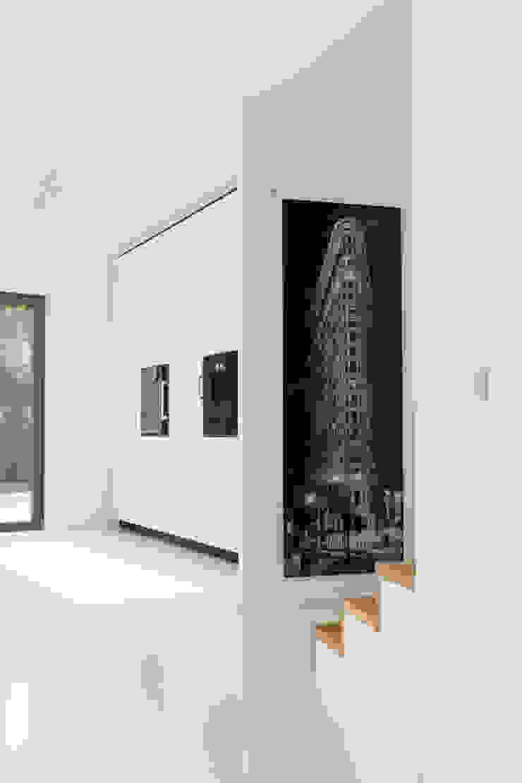 Küche mit Aufgang zu den Schlafräumen in_design architektur Moderne Küchen