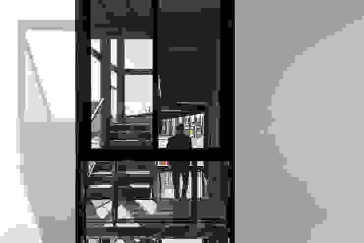Tadeo 17 Proyecto.Cafeina Industriële gangen, hallen & trappenhuizen IJzer / Staal Zwart