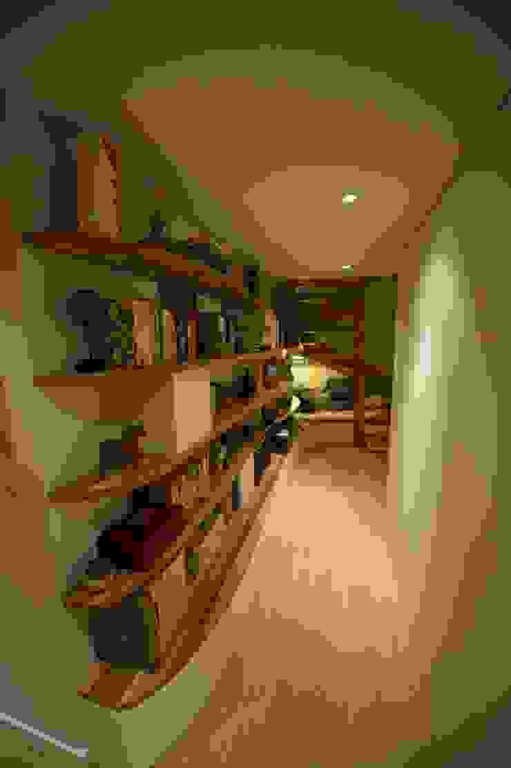 Blue Interior Design Moderne gangen, hallen & trappenhuizen Hout Beige