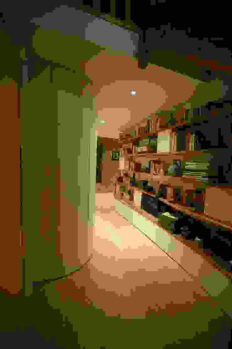 Blue Interior Design Moderne gangen, hallen & trappenhuizen Hout Beige