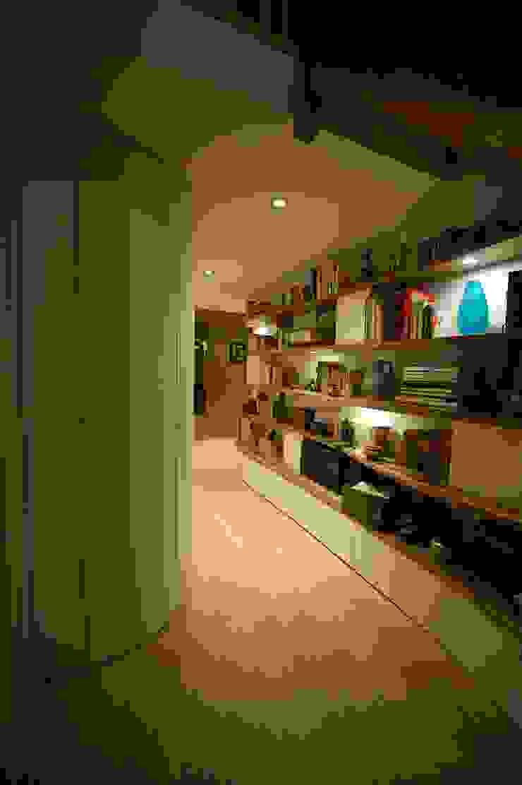 Blue Interior Design Moderne gangen, hallen & trappenhuizen Hout Beige