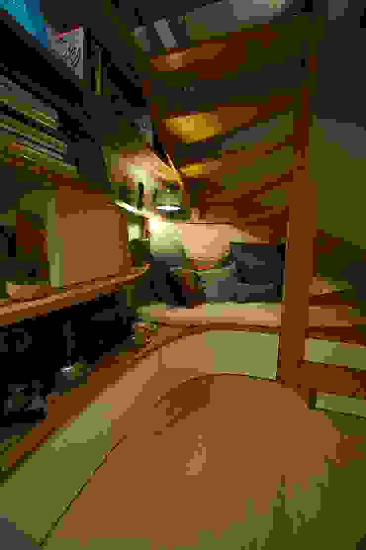 Blue Interior Design Moderne gangen, hallen & trappenhuizen Hout Beige