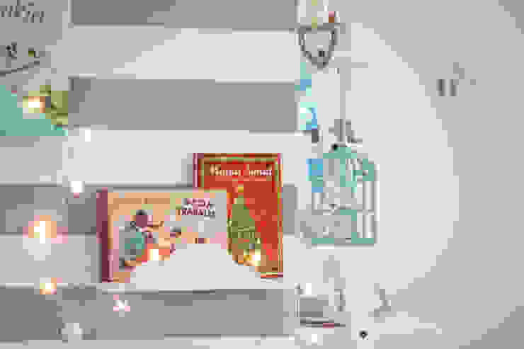 Dekoracje do pokoju dziecięcego - półka "chmurka", MyWoodVillage MyWoodVillage 北欧デザインの 子供部屋 木 アクセサリー＆デコレーション