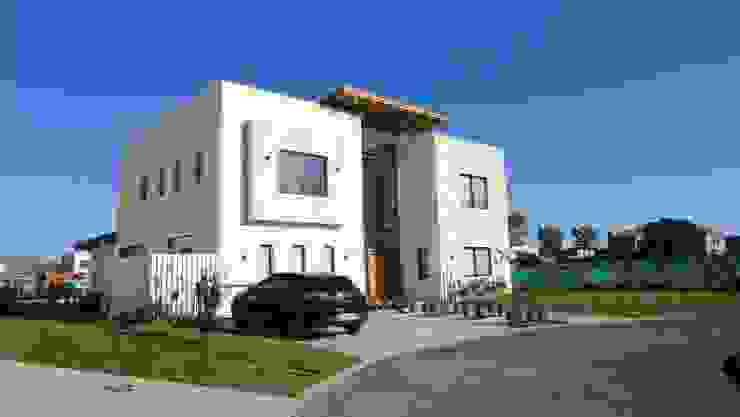 Una casa moderna por fuera ¡ELEGANTE por dentro! | homify