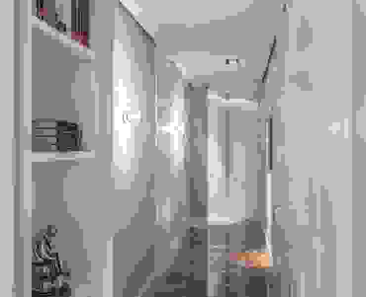 Laura Yerpes Estudio de Interiorismo Eklektyczny korytarz, przedpokój i schody Szary