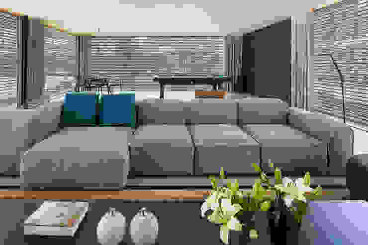 Living room INAIN Interior Design 现代客厅設計點子、靈感 & 圖片