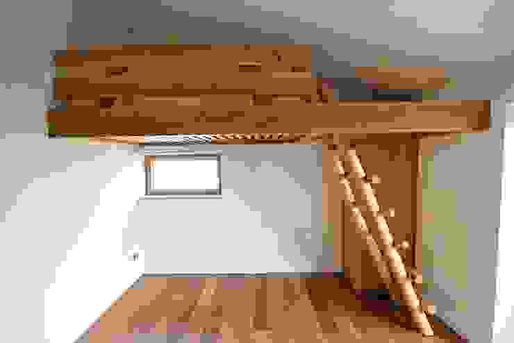 Hochbett und Einbauschrank aus Massivholz mit uriger Leiter aus Robinienholz. Atelier Sinnesmagnet Klassische Schlafzimmer Massivholz Betten und Kopfteile