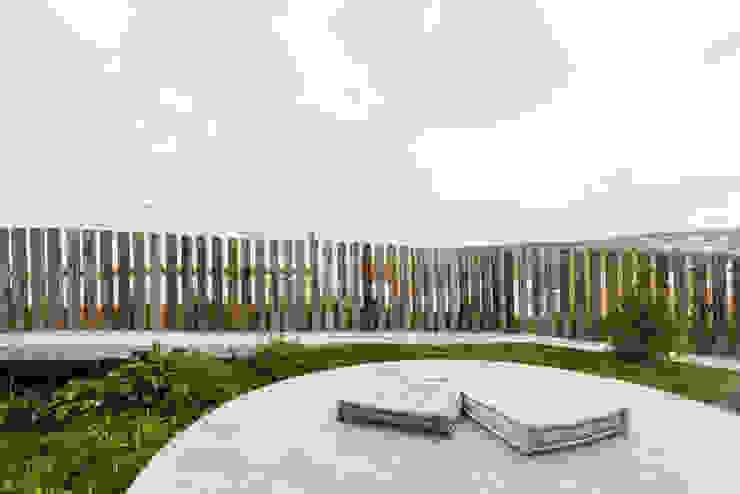 Casa Varatojo Modern Garden by Atelier Data Lda Modern