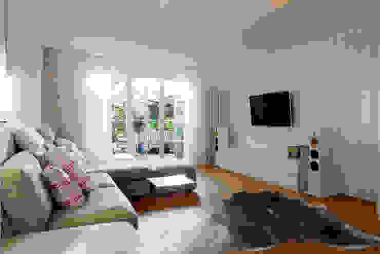 Haus E19, Holzerarchitekten Holzerarchitekten Moderne Wohnzimmer Braun,Eigentum,Couch,Holz,Bodenbelag,Umhauen,Wohnzimmer,Beige,Grau,Kompfort