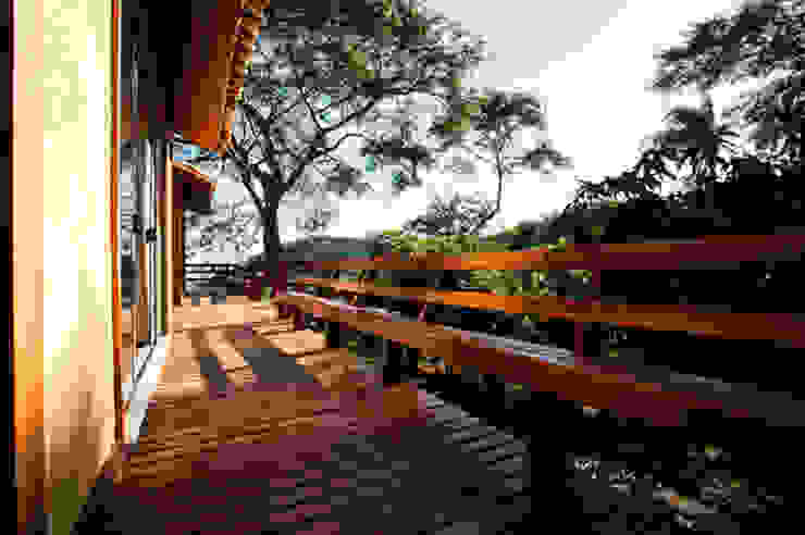 L2 Arquitetura Balcone, Veranda & Terrazza in stile rurale