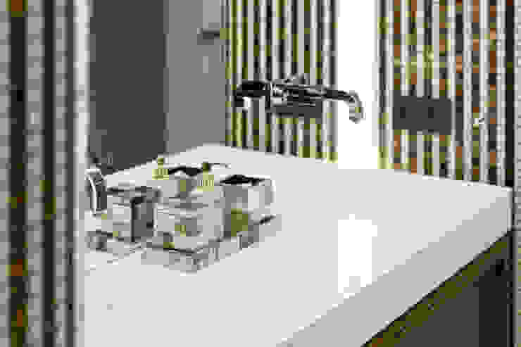 Casas de banho ecléticas por Студия дизайна интерьера 'Юдин и Новиков' Eclético