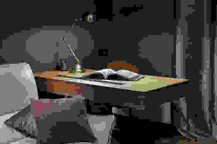 Espaços de trabalho ecléticos por Студия дизайна интерьера 'Юдин и Новиков' Eclético