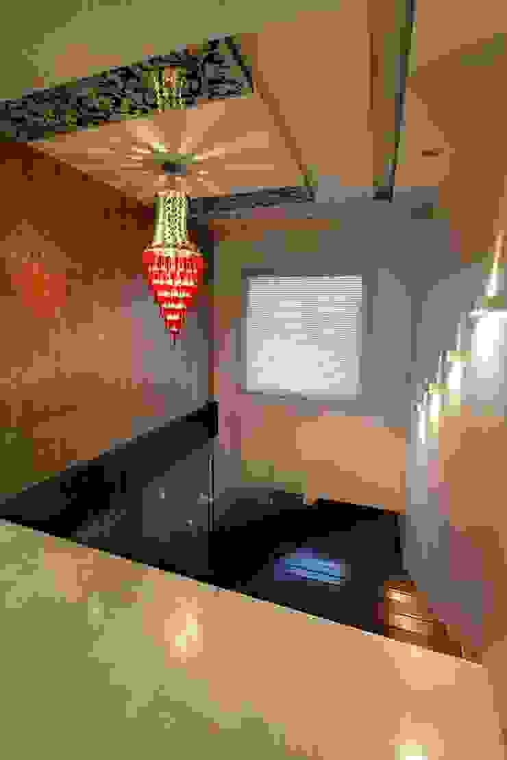 NA ARCHITECTS Modern Corridor, Hallway and Staircase