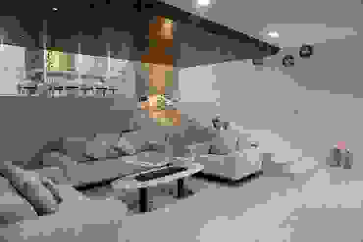 NA ARCHITECTS Modern Living Room