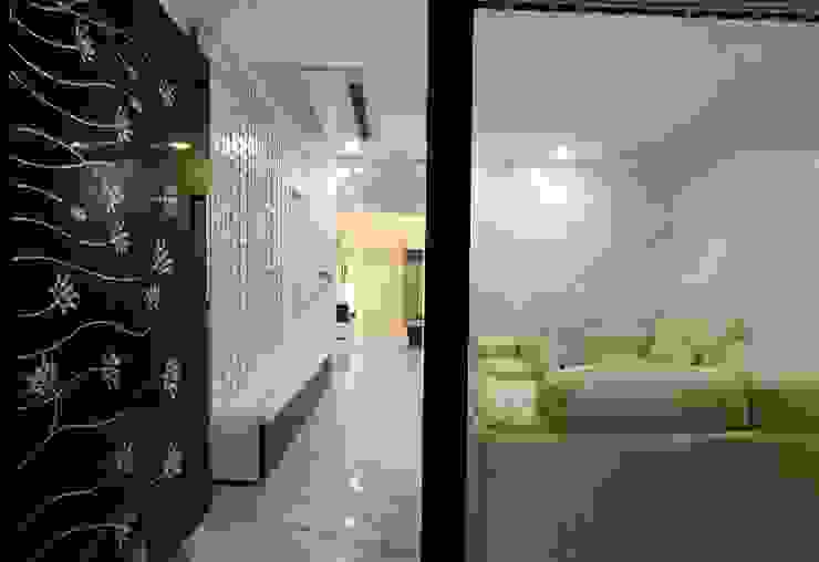 NA ARCHITECTS Modern Corridor, Hallway and Staircase