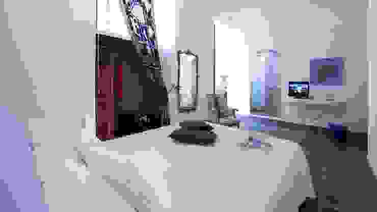 room viola FS design Camera da letto eclettica Ceramiche Viola/Ciclamino