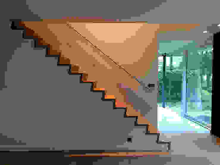 house JV-K Niko Wauters architecten bvba Minimalist corridor, hallway & stairs