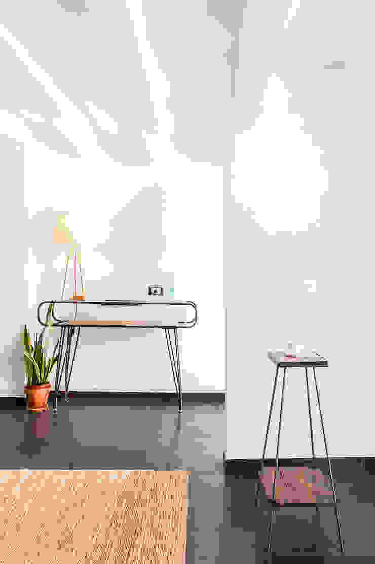 Consola Vintage Orni Markham Stagers Pasillos, vestíbulos y escaleras industriales Madera Blanco